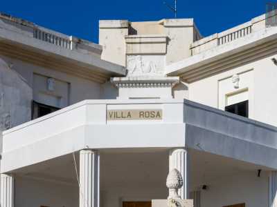 Il prospetto � poi impreziosito da bassorilievi con figure antropomorfe in stile classico: un volto maschile, uno femminile e una donna in riva al mare posti nella parte frontale 